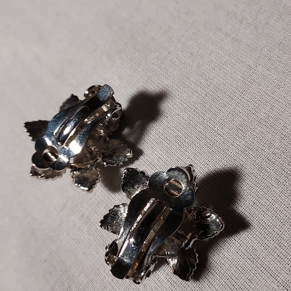 Flower CLIP Earrings Tann & Bronze In Color Rhinestones in Center Silver Tone - Picture 4 of 6